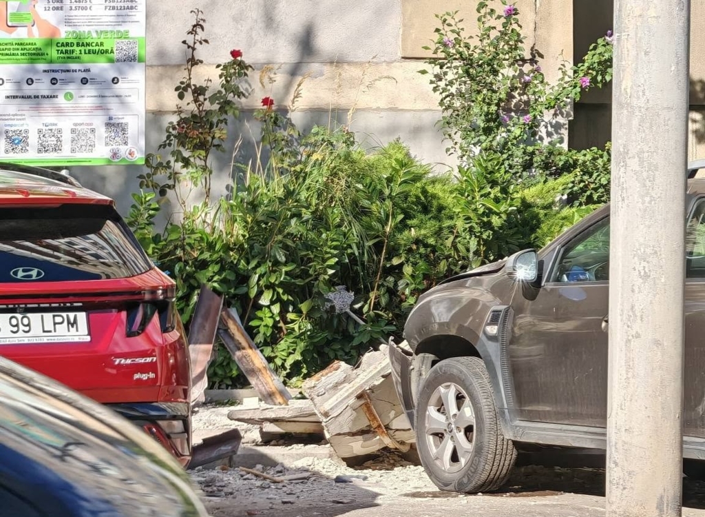 Balcon de la etajul 7 al unui bloc din Sectorul 4 s-a prăbușit peste o mașină parcată în București