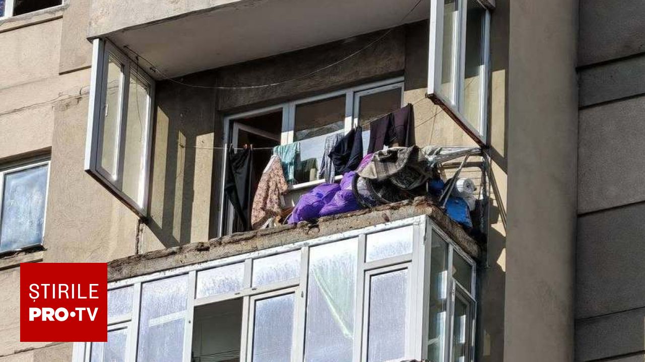Fragment de balcon de la etajul șapte a căzut peste o mașină în Sectorul 4