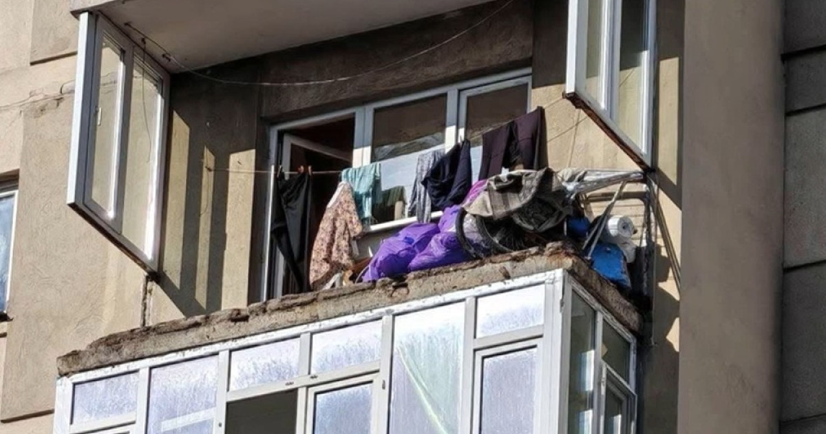 Balcon căzut de la etajul 7 al unui bloc din București a avariat o mașină