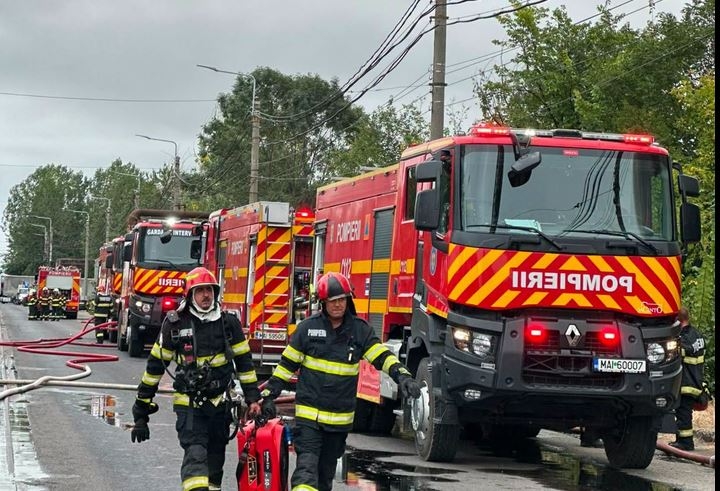 Incendiu masiv la o fabrică de celuloză din Drobeta-Turnu Severin: arde o hală de 20.000 de metri pătrați