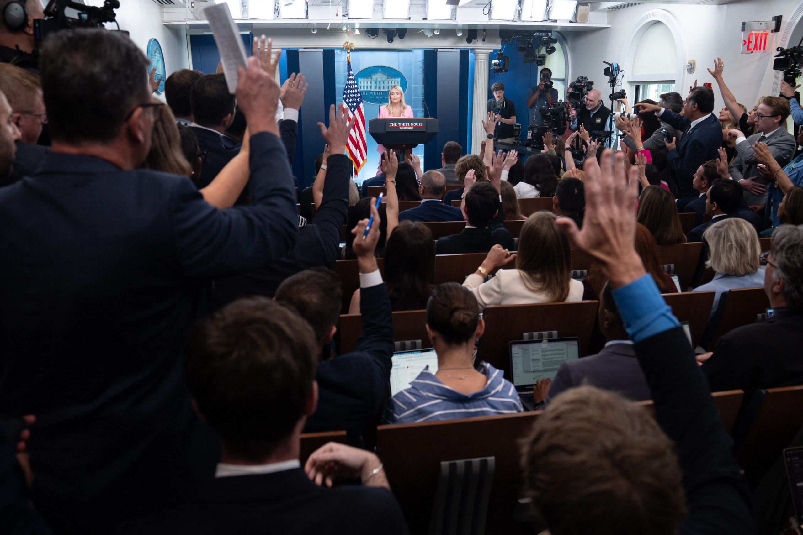 Agențiile CNN, MSNOW și Politico au dat în judecată administrația Trump pentru interzicerea accesului la Casa Albă
