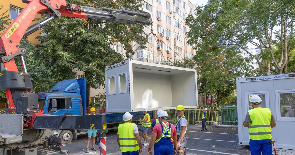 Încep lucrările de consolidare la blocul din Rahova afectat de explozie. Au fost aduși 480 de stâlpi