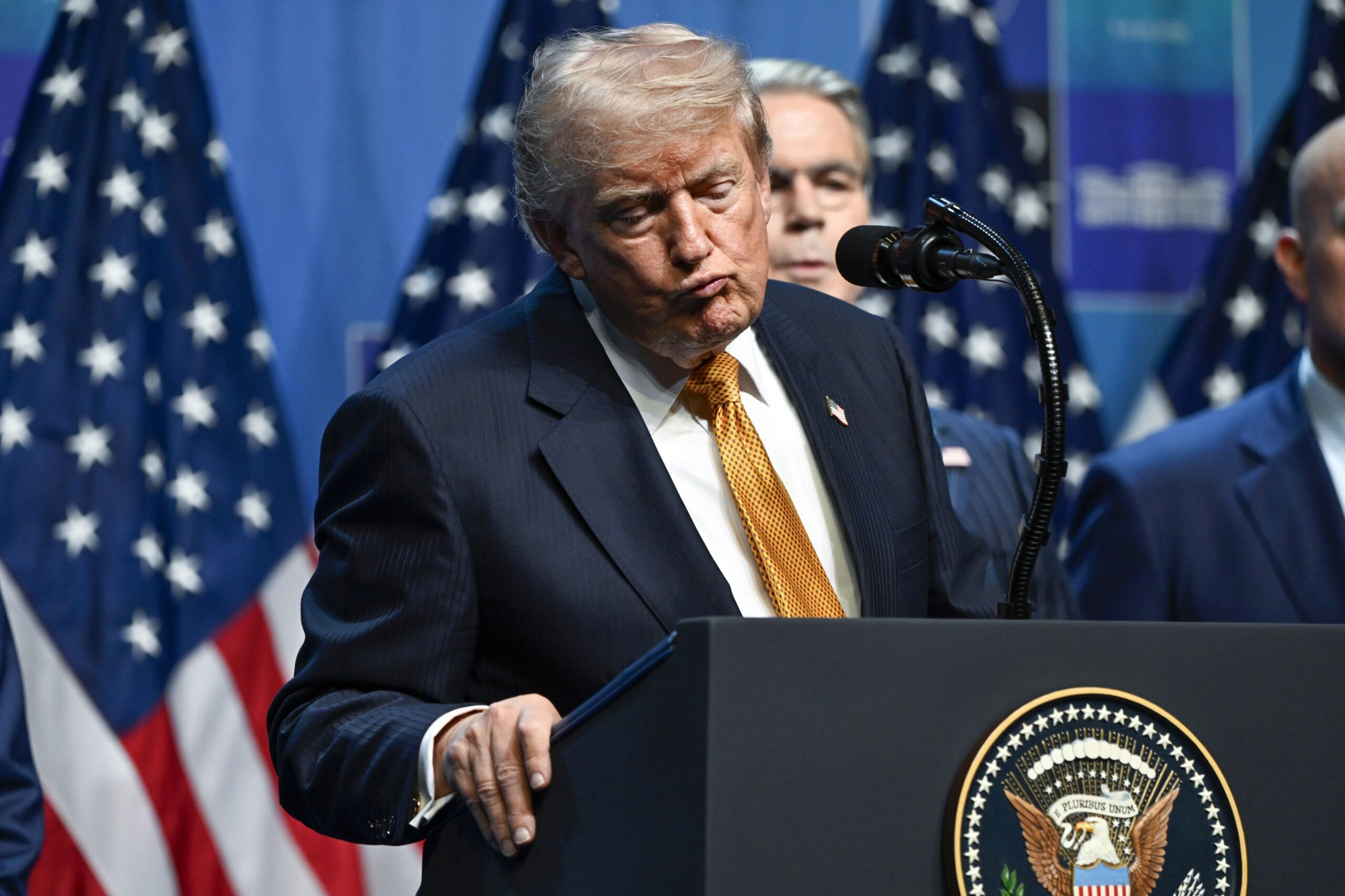 Popularitatea lui Trump a scăzut la un nivel minim istoric, doar 32% dintre americani îl mai susțin