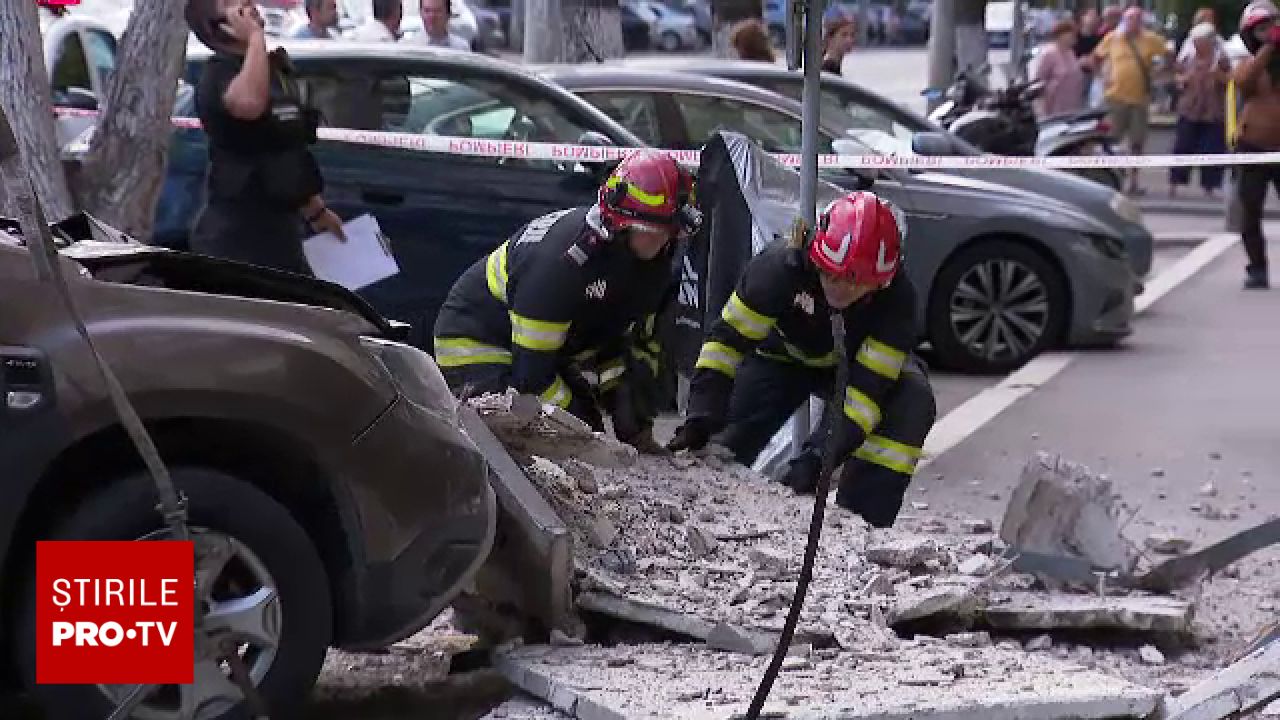 Bucăți de balcon au căzut pe o mașină în cartierul Tineretului, în Sectorul 4