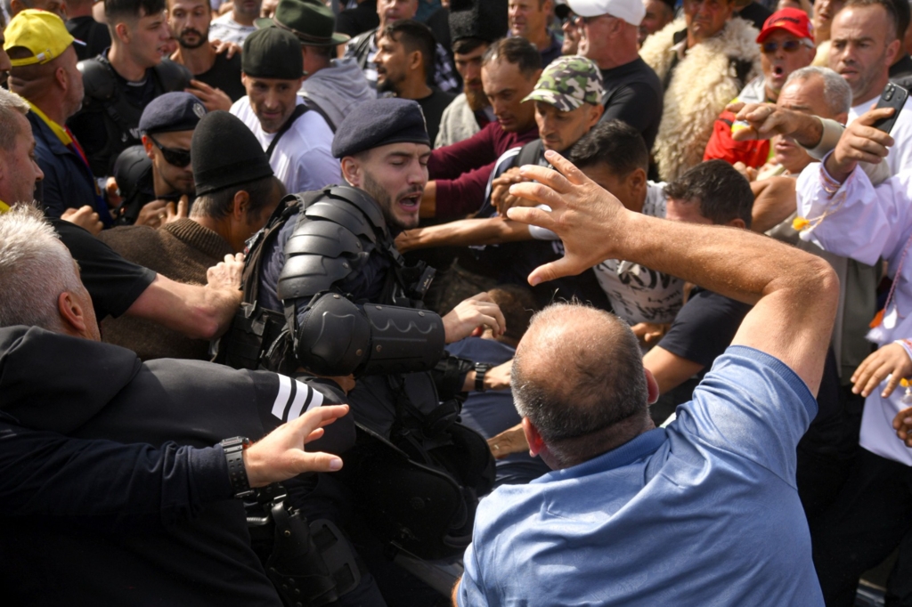 Acțiune masivă de poliție în 15 județe și București după violențele de la protestul din Piața Victoriei