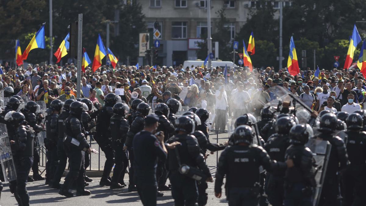 Percheziții masive în București și 16 județe pentru violențele de la Piața Victoriei