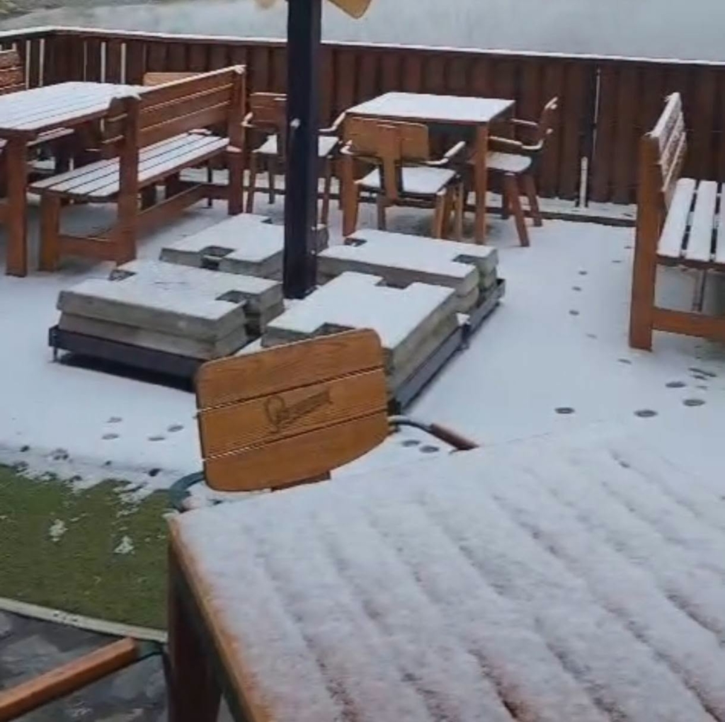 A venit prima ninsoare la munte și temperaturile scad în toată țara