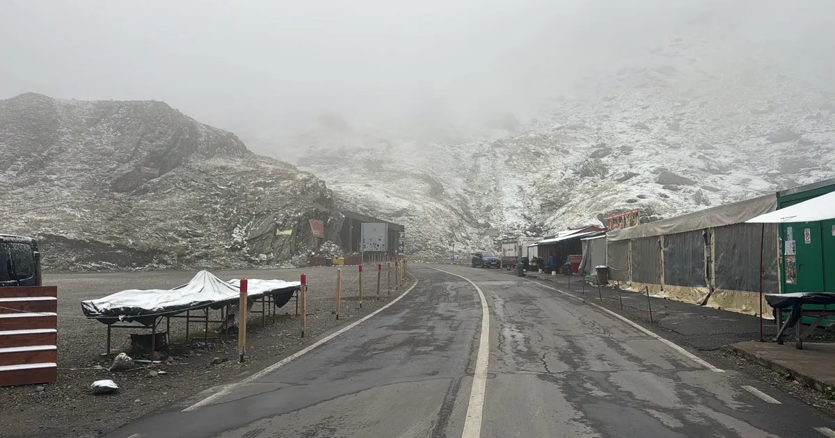 Primii fulgi de zăpadă pe Transfăgărășan: temperaturile au scăzut brusc în România