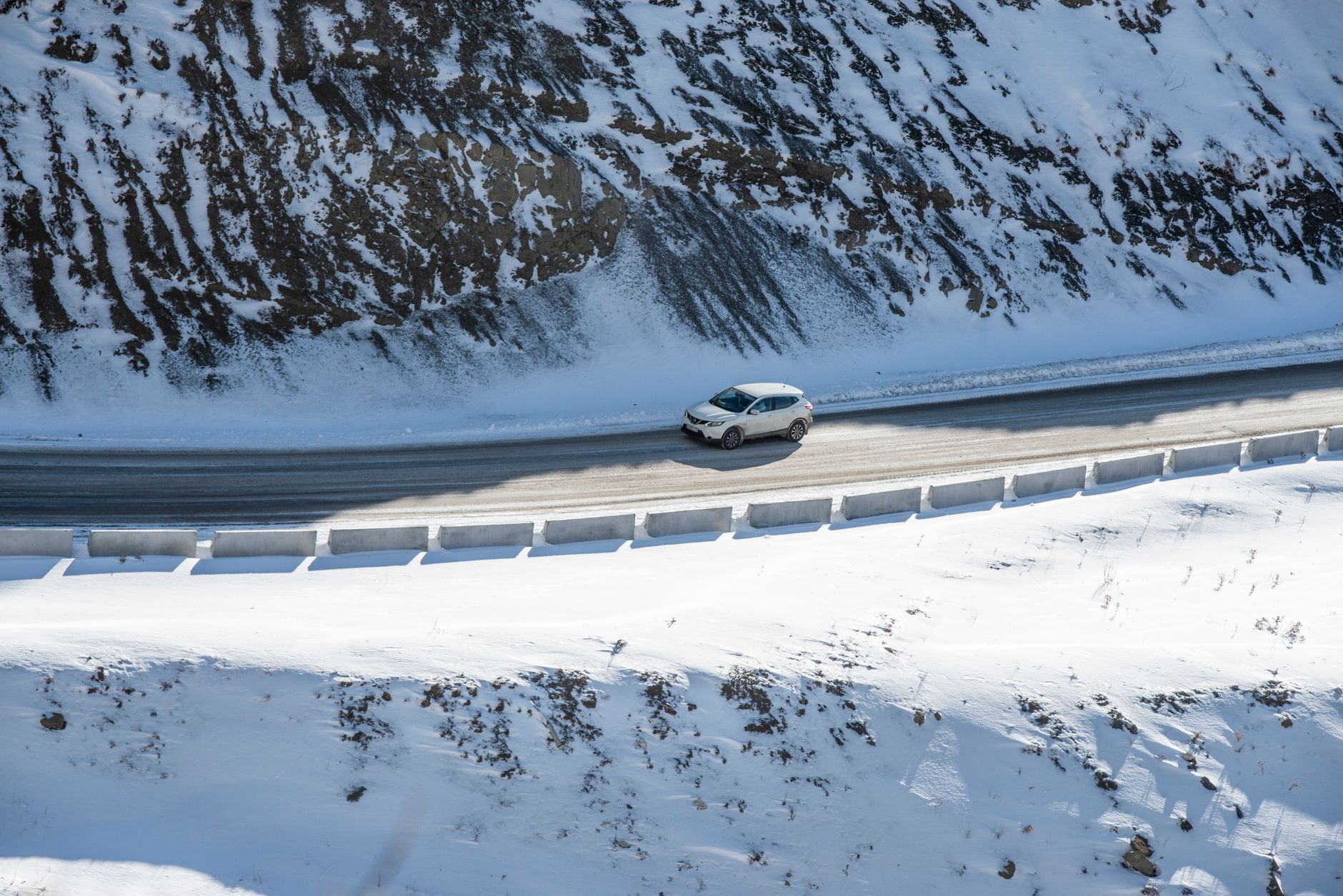 Prima cădere de zăpadă a sezonului pe drumul Transfăgărășan, traficul rămâne funcțional