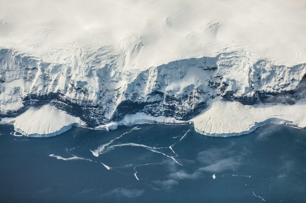 Munți uriași, ascunși sub gheața Antarcticii, ar fi influențat apariția vieții complexe