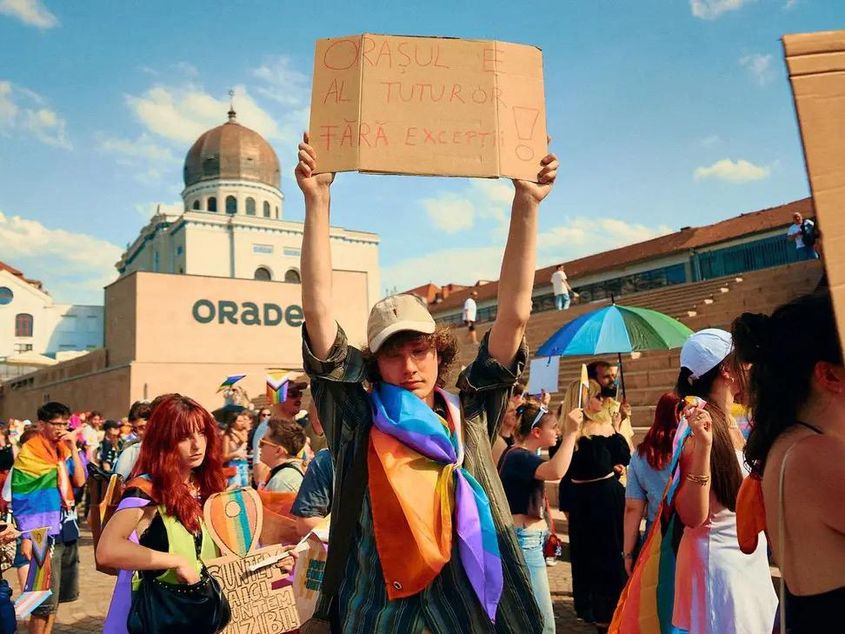 Drepturile LGBT în România: amende la Pride și lipsa recunoașterii juridice a familiilor