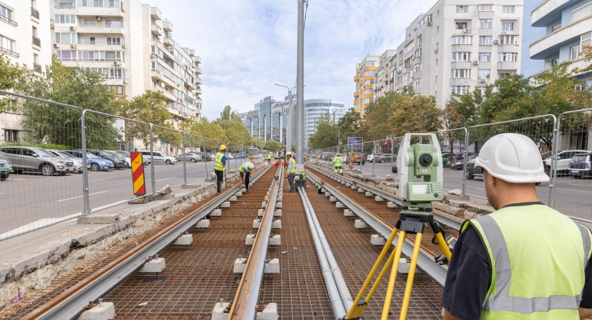 Modernizarea liniilor de tramvai din București: se montează șine noi pe mai multe tronsoane din lotul 1
