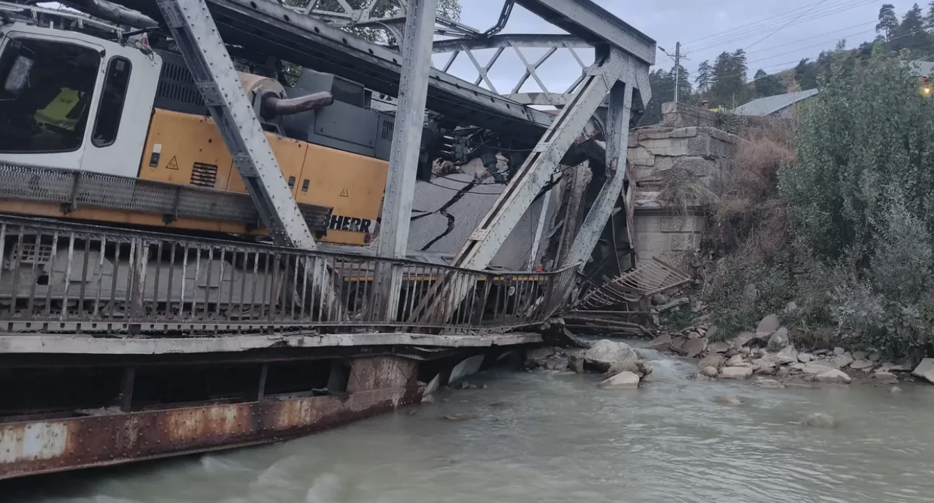 Pod metalic prăbușit pe DN 12A în județul Bacău după trecerea unei macarale de mare tonaj