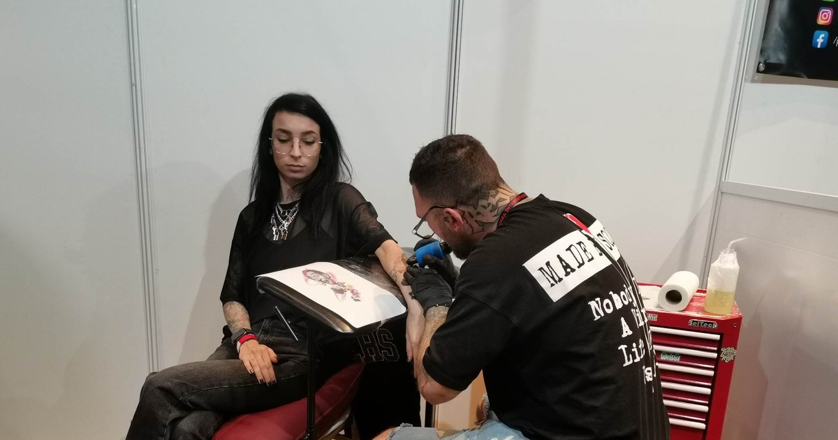 Avertismentul unei diriginte despre aspectul elevilor: piercinguri, tatuaje și machiaj în școli