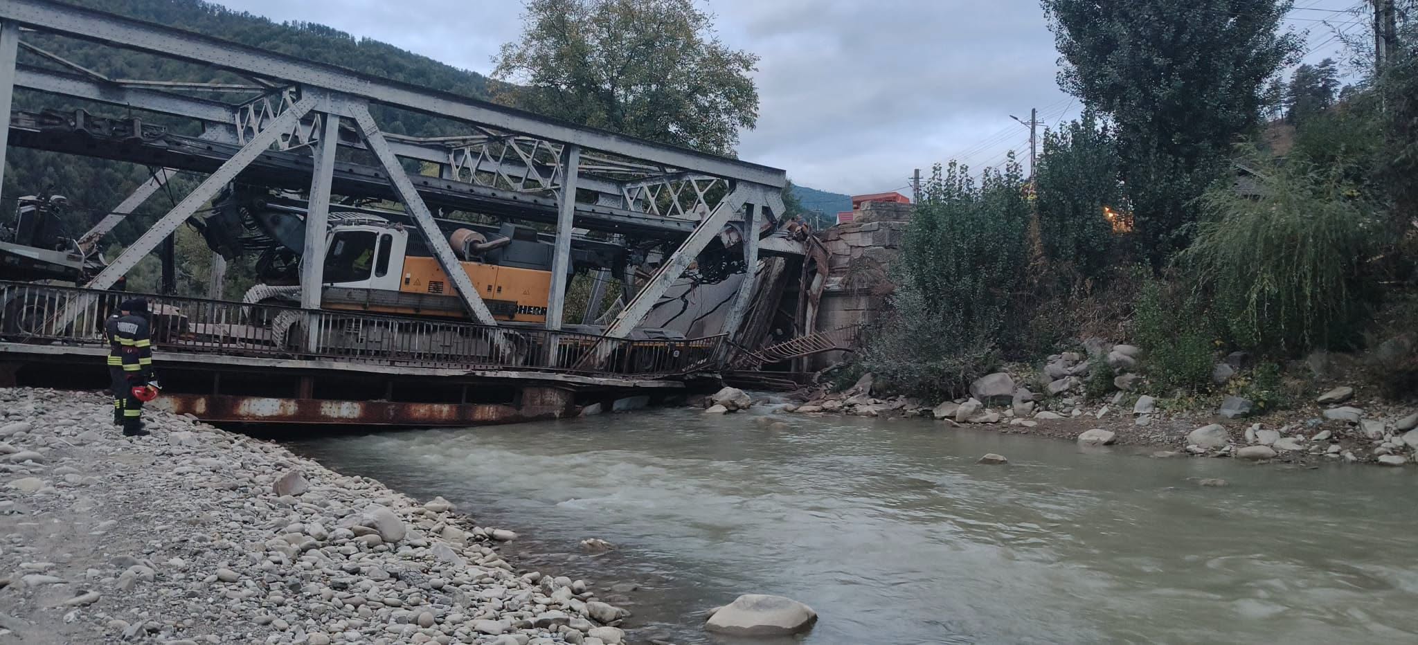 Pod de fier avariat de un TIR în județul Bacău. Traficul este blocat pe Valea Trotușului