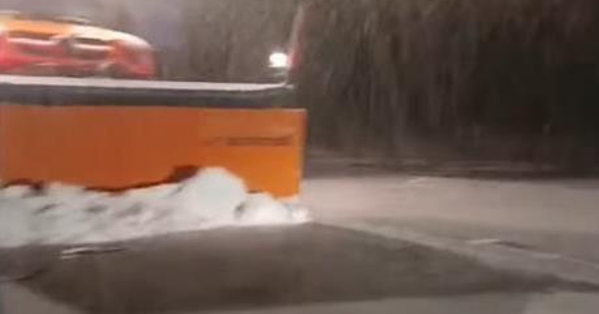 Condiții de iarnă pe Transfăgărașan după ninsă abundentă. Drumarii au intervenit cu utilaje
