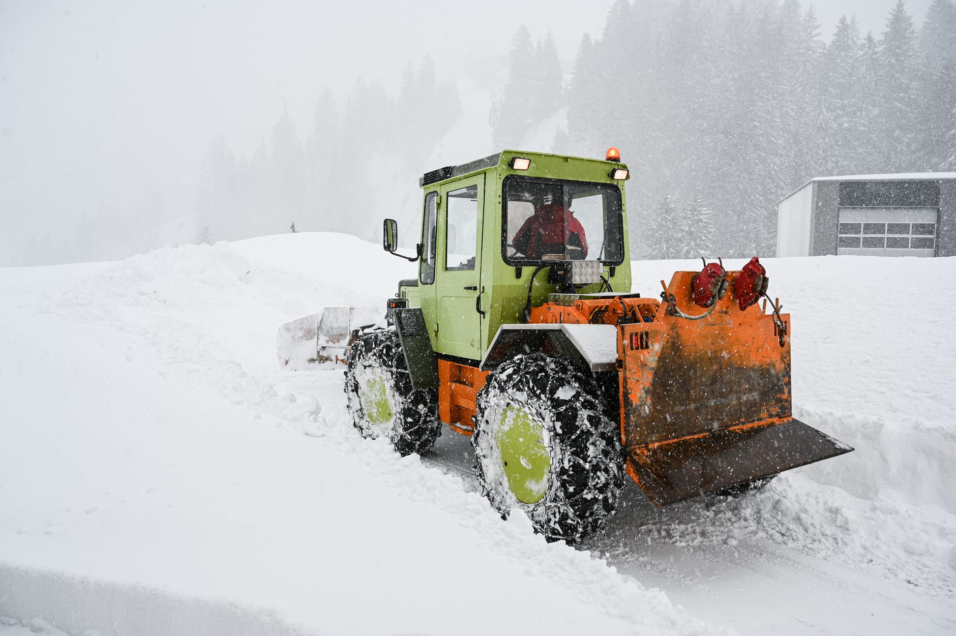 Ninsoare abundentă pe drumul Transfăgărășan: drumarii au mobilizat utilaje și peste 5 tone de sare