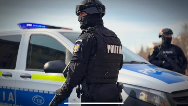 Protest violent în Cenei: Locuitorii au aruncat ouă și făină la ușa familiei unui adolescent implicat într-o crimă