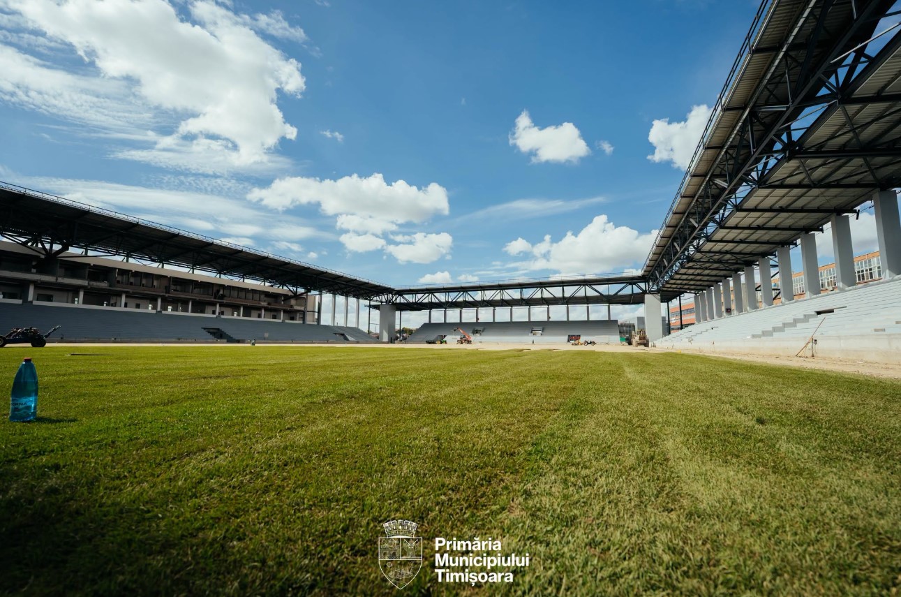 Noul stadion Eroii Timișoarei intră în etapa finală: a început montarea gazonului