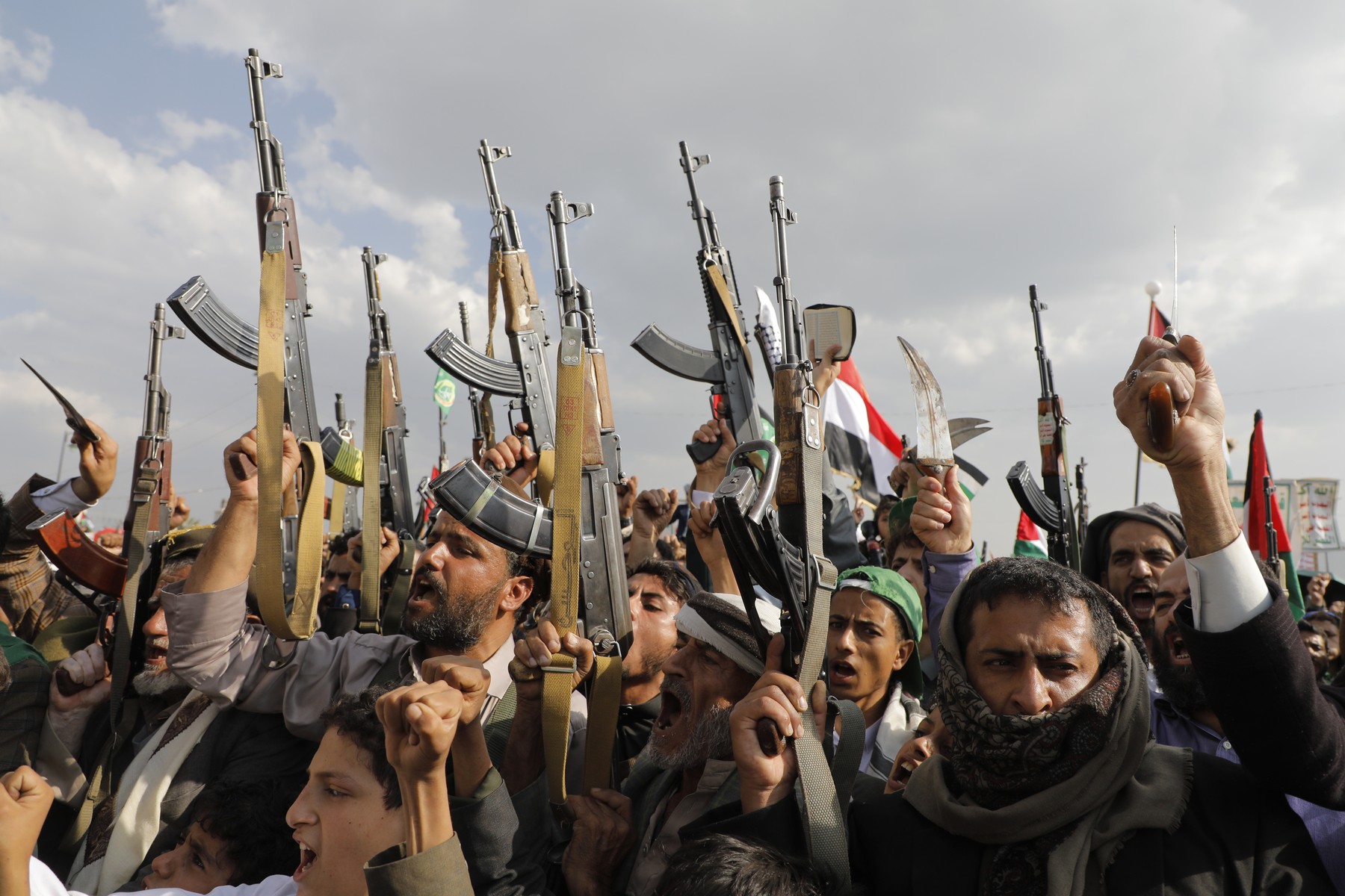 Rebelii houthi din Yemen amenință cu atacuri asupra intereselor americane în regiune