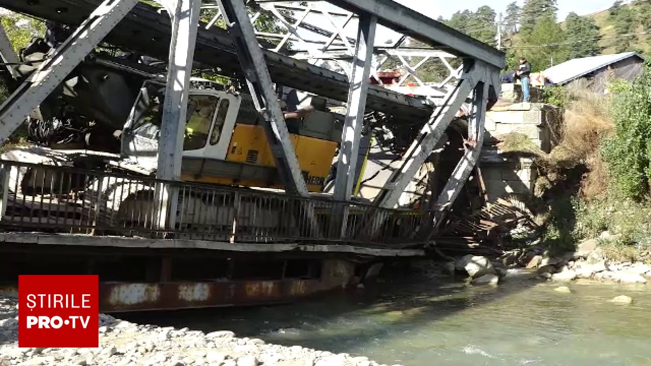 Plan de urgență aprobat în Bacău după prăbușirea unui pod metalic sub greutatea unui TIR