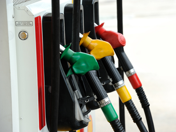 Prețul benzinei a depășit pragul de 10 lei în București, pe fondul creșterii prețului petrolului