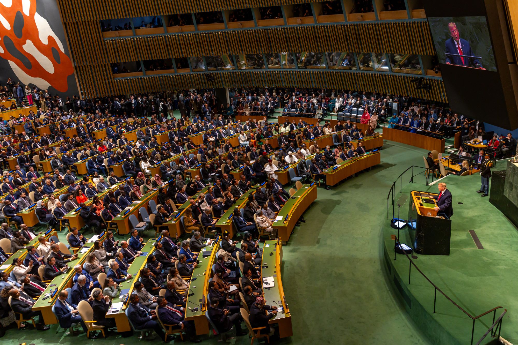 Nicușor Dan a avertizat la ONU: Armatele de conturi false amenință democrația prin manipulare online