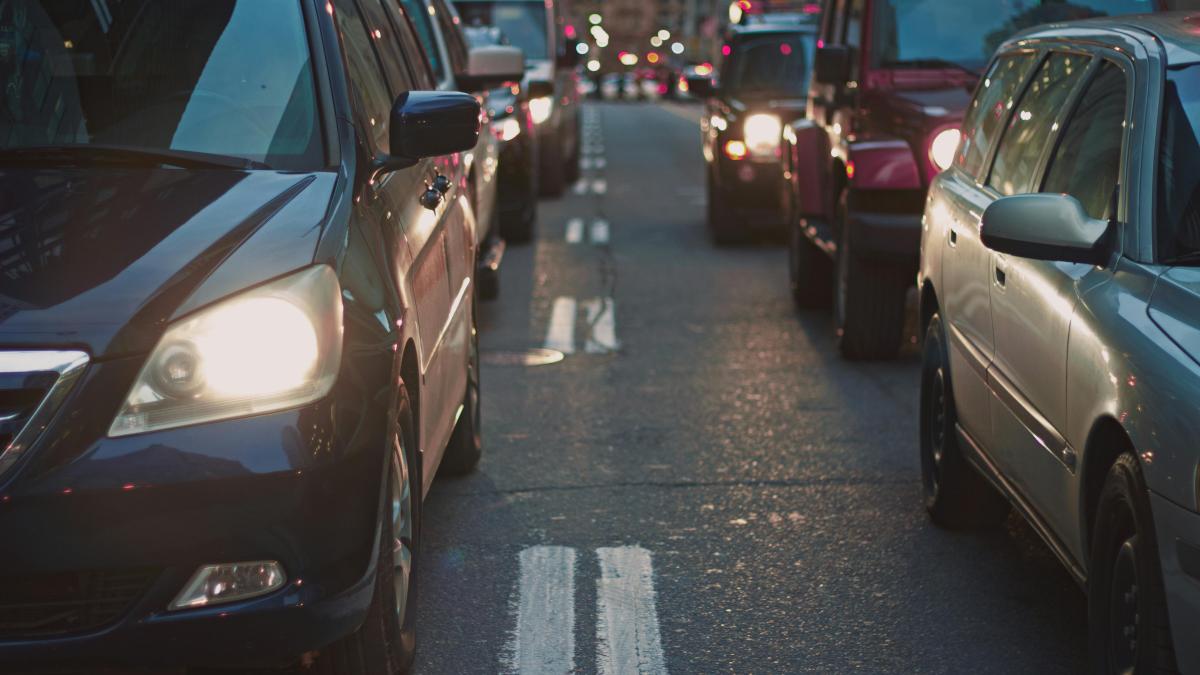 Românii petrec aproape o oră pe zi pe drumul spre muncă, deși parcurg distanțe foarte scurte