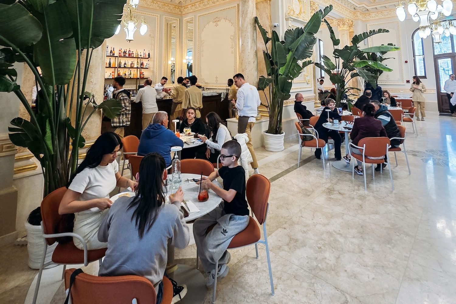 Schimbare structurală în HoReCa: Grupul City Grill angajează sute de lucrători din Nepal, Sri Lanka și India