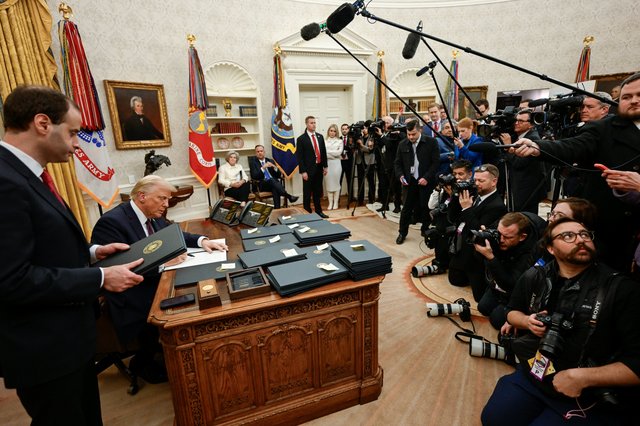 Instituțiile media CNN, MS NOW și Politico contestă în instanță excluderea de la Casa Albă impusă de Donald Trump