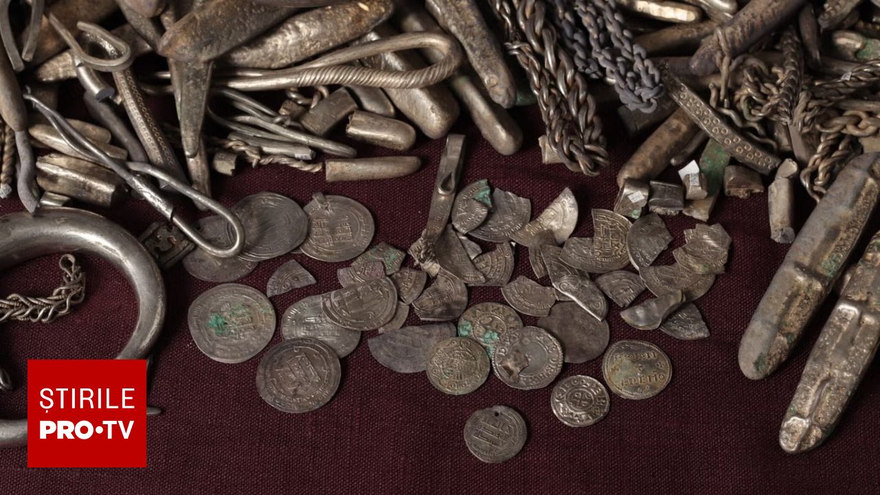 O comoară de argint de 18 kilograme, din Epoca Vikingă, descoperită în Danemarca în timp ce se curăța grădina