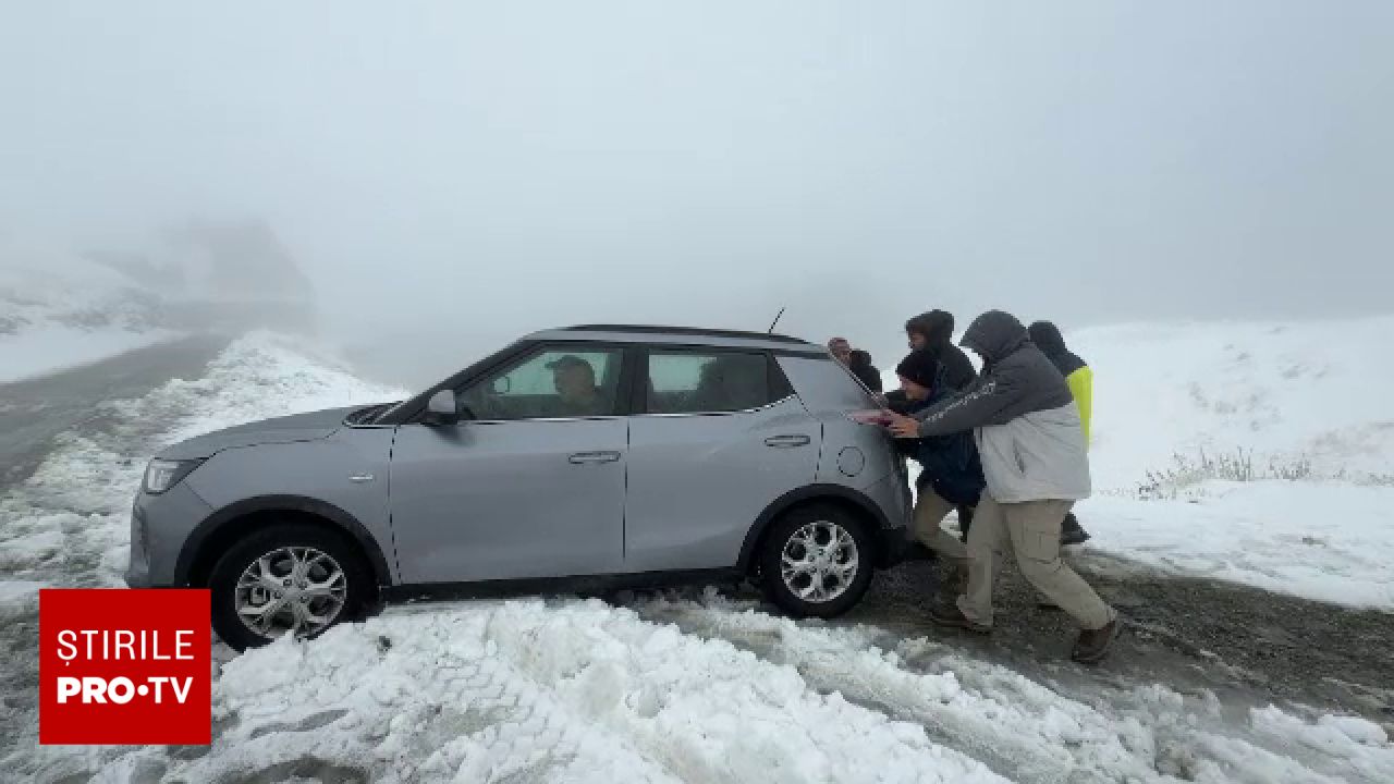 Prima ninsoare abundentă pe Transfăgărășan: șoferii au avut nevoie de ajutor pe drumurile montane