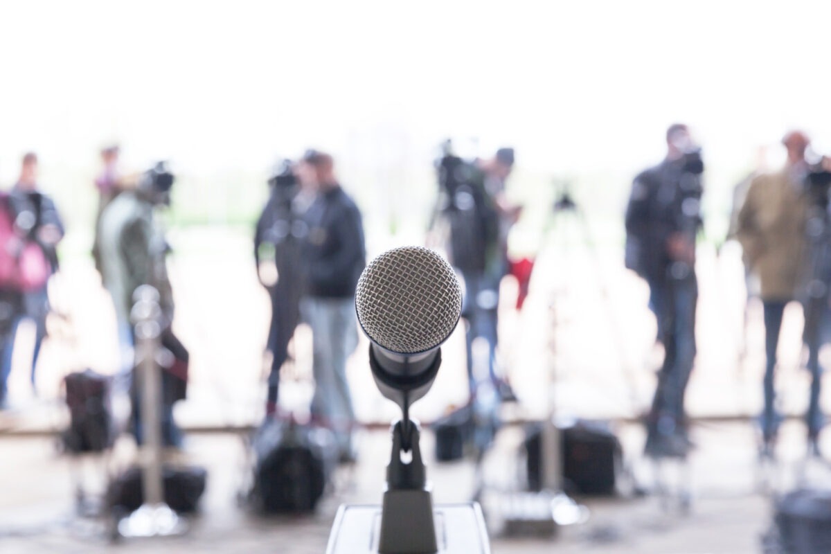 Judecătorul federal ordonă Casei Albe să redea accesul jurnaliștilor de la CNN, Politico și MS NOW