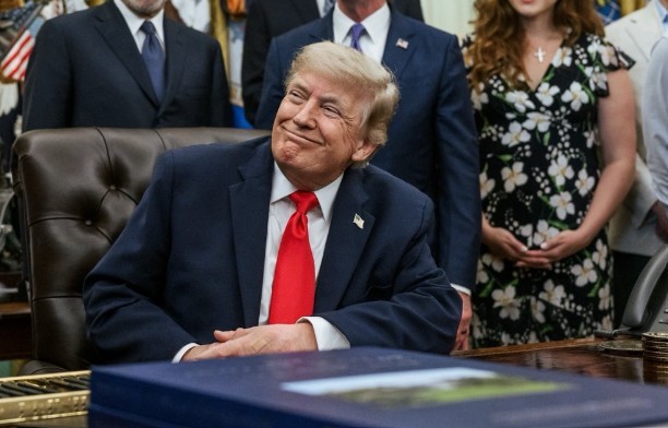 Donald Trump susține că SUA își pot permite plata a 5.000 de dolari fiecărui adult american
