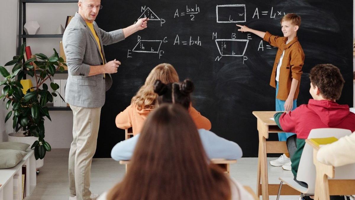 Peste 20.000 de profesori nu au primit prima de carieră didactică din cauza erorilor digitale