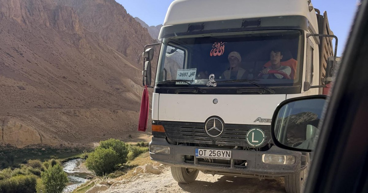 Misterul unui camion cu numere de Olt surprins pe drumurile din Afganistan
