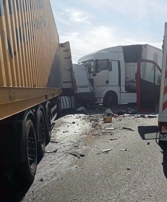 Accident tragic în Caraș-Severin: Două femei și-au pierdut viața după un impact între două TIR-uri și un microbuz