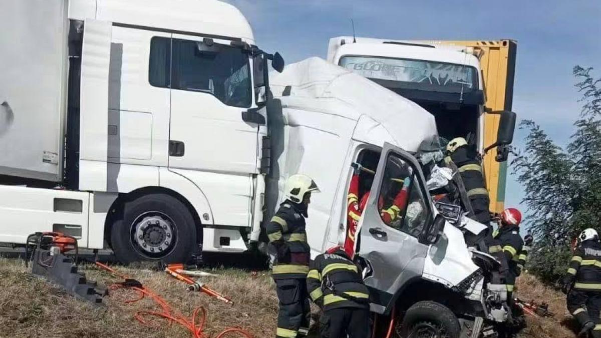 Tragedie pe DN 6 în Caraș-Severin: Două femei au murit după ce un microbuz a fost strivit între două TIR-uri