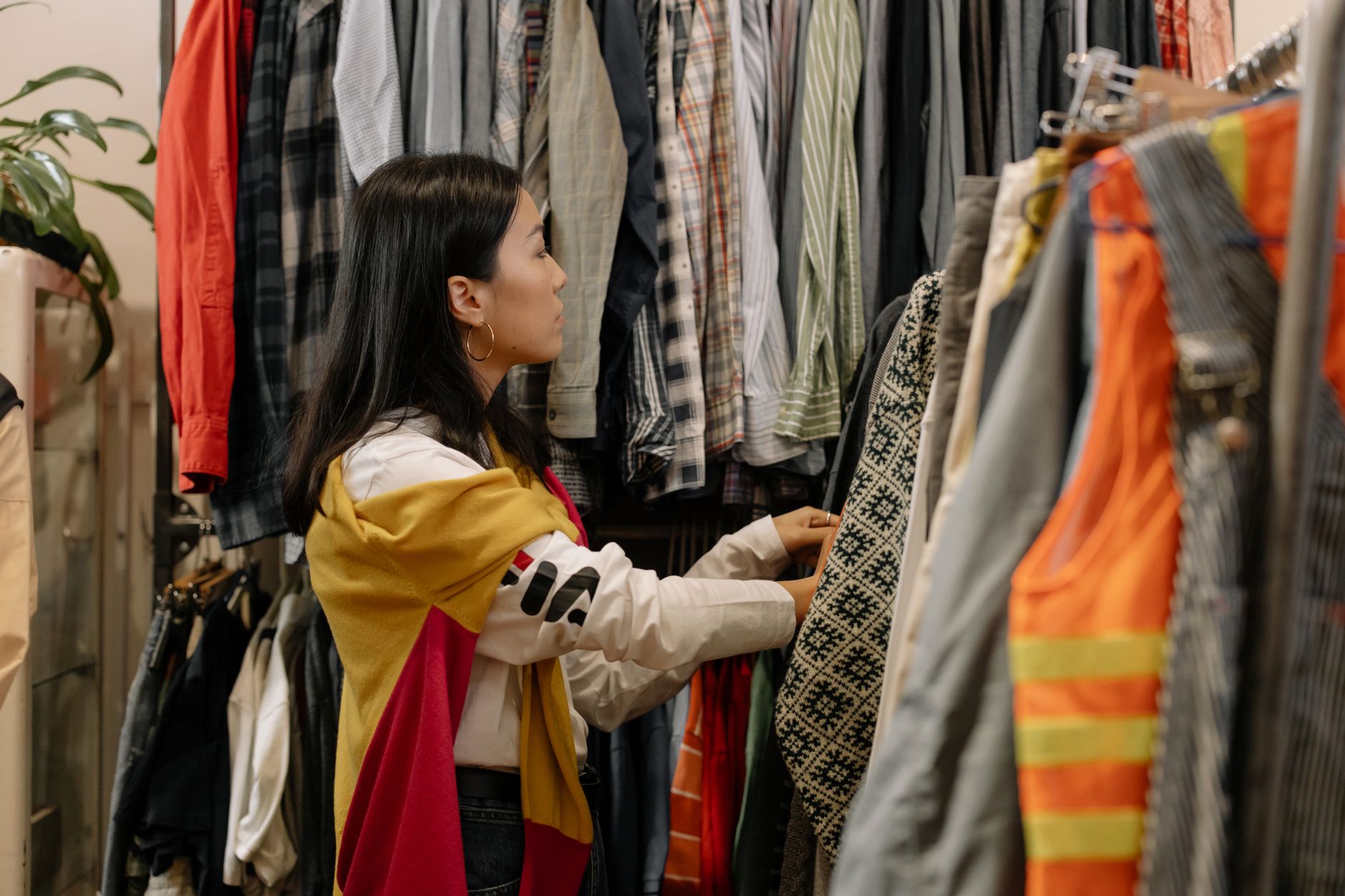 Românii cumpără tot mai mult second-hand: haine, electronice și mobilier sunt în topul preferințelor
