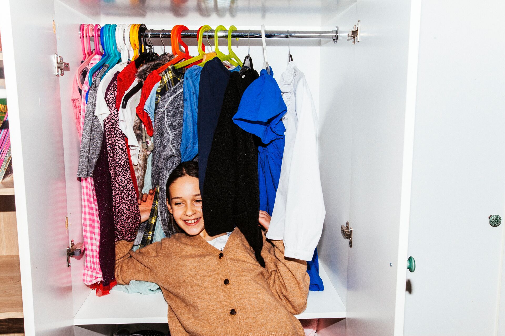 Românii adoptă consumul de produse second-hand: 74% au cumpărat haine la mâna a doua