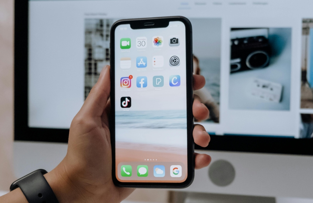 Fenomenul periculos „lăcheala” de pe TikTok face victime în România: o adolescentă a fost agresată