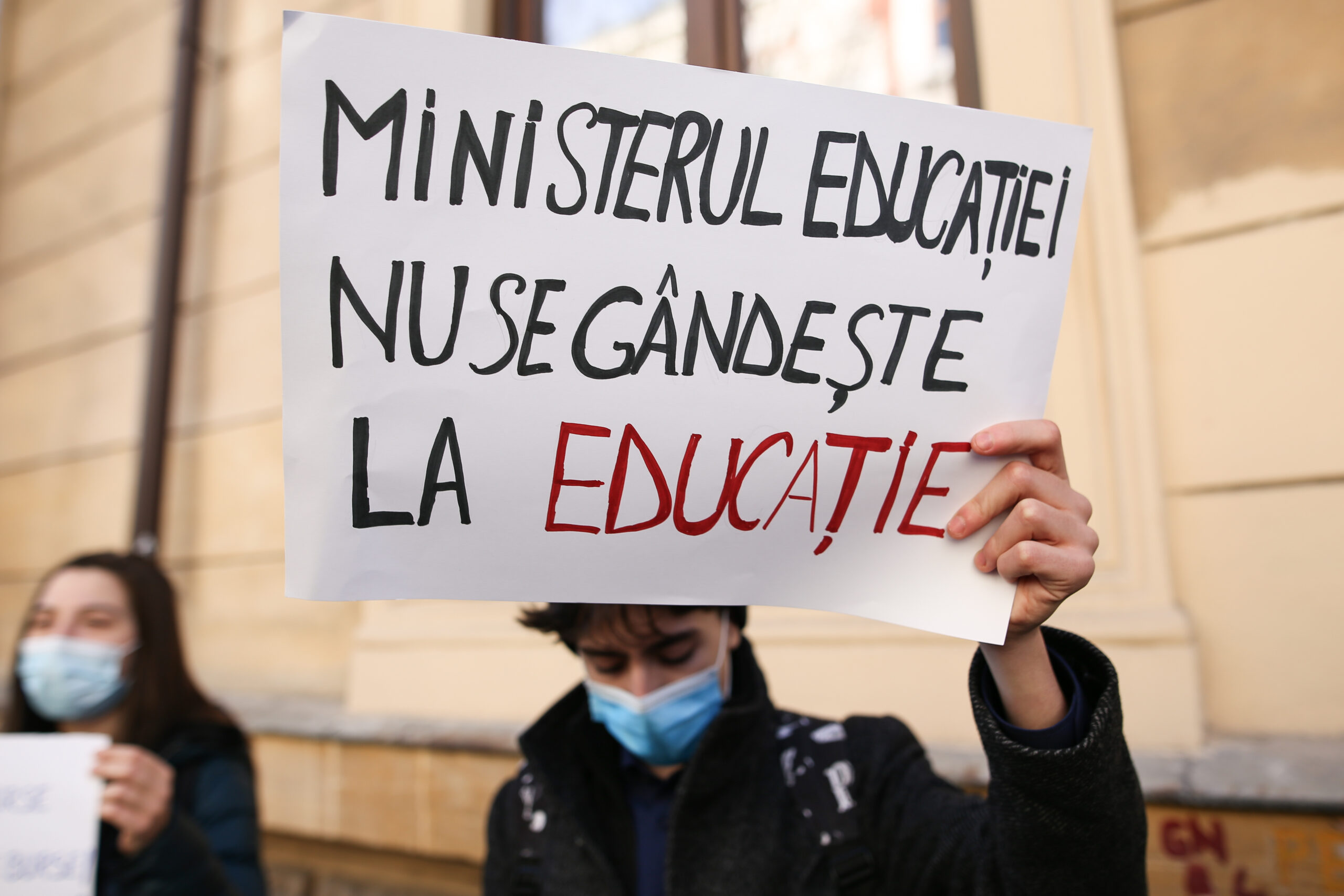 Proteste de amploare în întreaga țară împotriva introducerii uniformelor obligatorii în școli