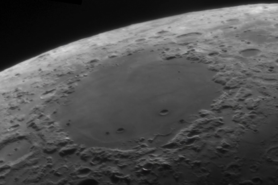 Marea Crizelor de pe Lună: un crater imens, de mărimea României, vizibil pe cerul nopții