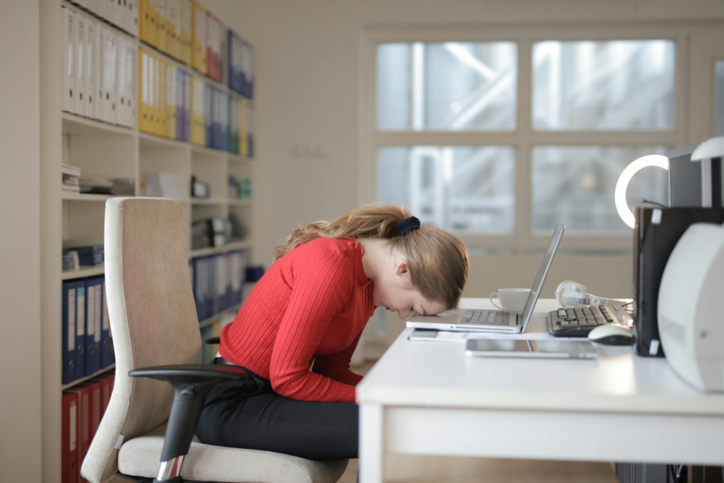 Epuizare la locul de muncă în România: aproape jumătate dintre angajați suferă de burnout