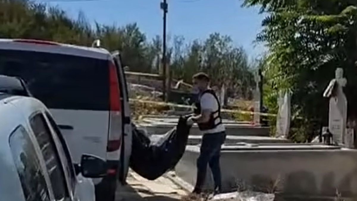 Descoperire macabră la Slatina: au găsit cinci saci cu oase într-o criptă falsă din cimitir