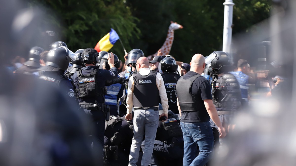 Mandate de arestare pentru protestatarii din Piața Victoriei: 10 persoane vor rămâne în captivitate