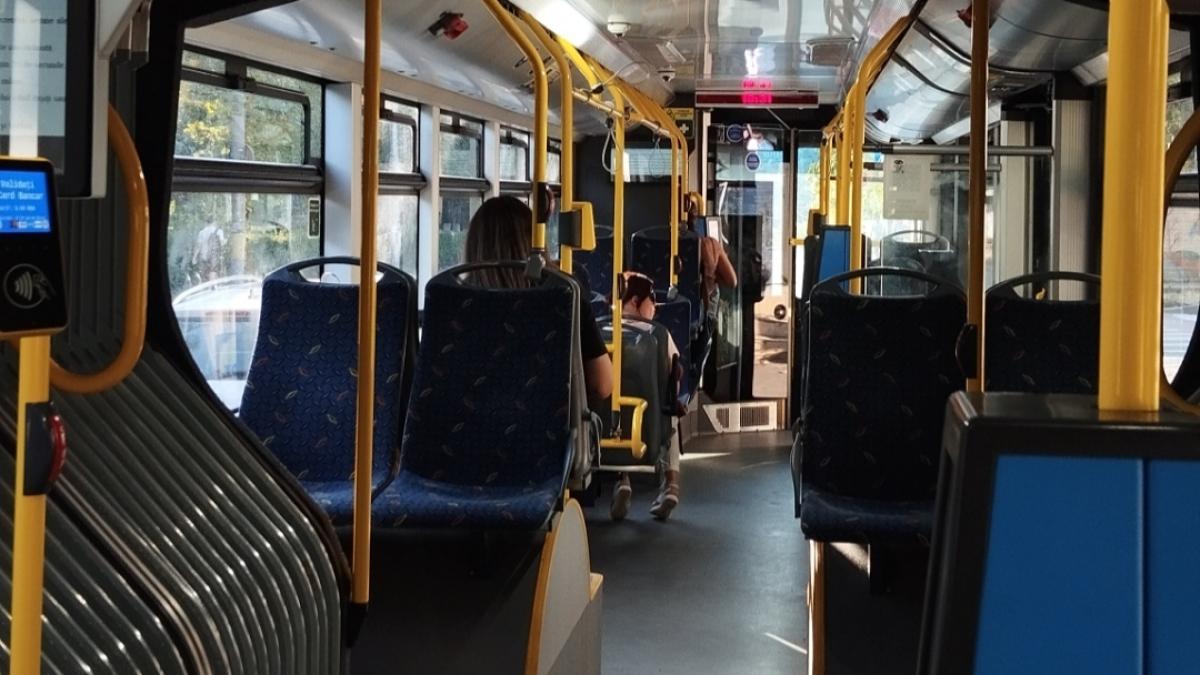 O femeie din Cluj a găsit o sumă uriașă de bani într-un troleibuz și i-a predat imediat șoferului