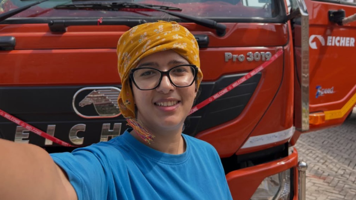 O tânără a renunțat la aviație pentru a deveni prima femeie șofer de camion din Himachal Pradesh
