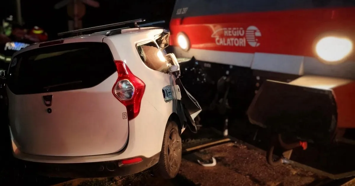Accident feroviar în Iași: Un tren a lovit un autoturism cu șapte persoane în zona Ceplenița