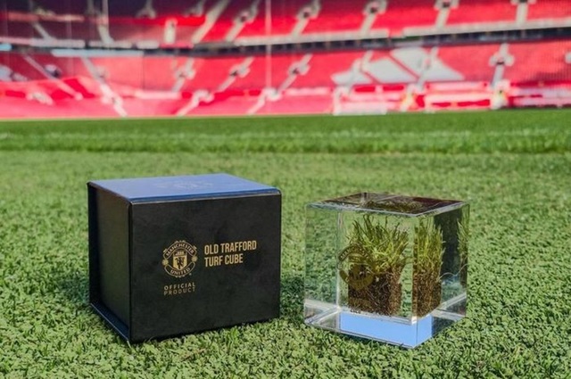 Manchester United vinde bucăți de gazon de pe Old Trafford pentru 125 de lire sterline